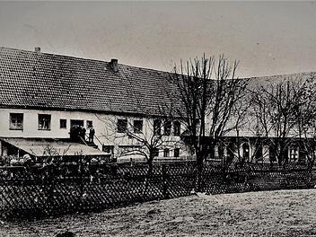 Das Stockheimer Schloss (links) und die Glashütte von 1850 (rechts). Die Aufnahme könnte um 1910 entstanden sein. Fotos und Repros: Gerd Fleischmann