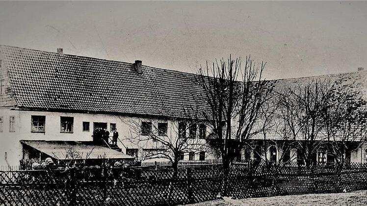 Das Stockheimer Schloss (links) und die Glashütte von 1850 (rechts). Die Aufnahme könnte um 1910 entstanden sein. Fotos und Repros: Gerd Fleischmann