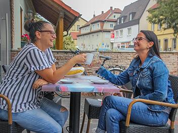 Sabrina Agcioglu (links) und Nadine Baum genießen ihren Kaffee bei einem Bäcker in der Gaustadter Hauptstraße.