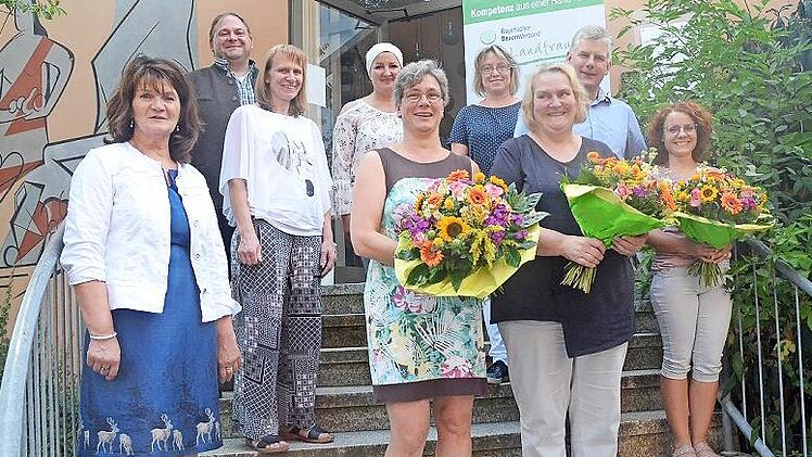 Die neue Kreisb&auml;uerin Marina Herr (in der Mitte, vorne, mit Blumenstrau&szlig;) und ihre beiden Stellvertreterinnen Sonja B&ouml;hner und Marina Lang (rechts daneben).