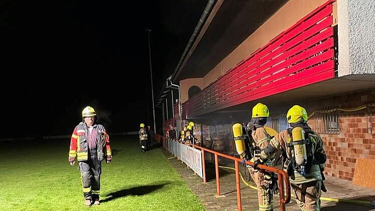 Weilersbach: Feuerwehr wird zu Flammeninferno an Sportplatz gerufen - "durch Hitze bereits geplatzt"