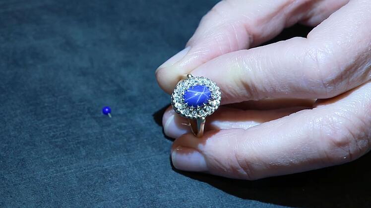 Der Cocktailring mit Diamanten und einem synthetischen Sternsaphir aus den 1960er-Jahren stammte aus Amerika und hatte einen Wert von 500 bis 600 Euro. Lisa N&uuml;dling investierte sogar 750 Euro.