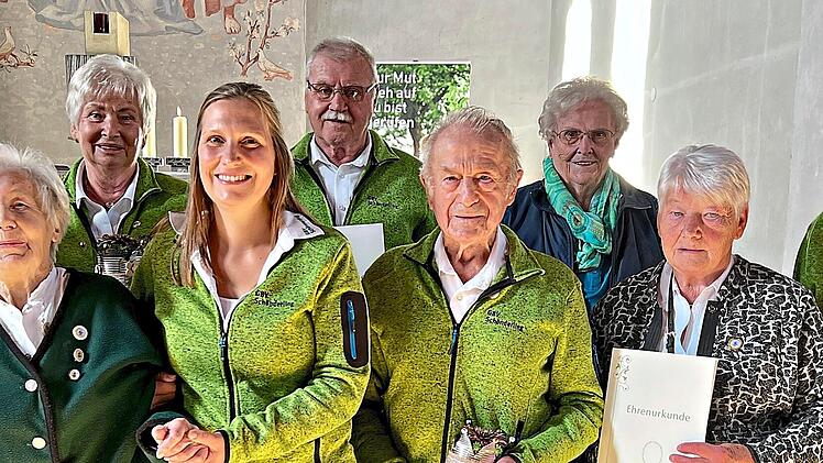 Das Bild zeigt (hinten, von links): Julia Reh (2. Vorsitzende), Marianne Karges, Hugo Karges, Olga Heilmann und (vorne, von links): Emma Neuland, Marie M&uuml;ller (1. Vorsitzende), Richard Sch&auml;fer, Gisela Gerlach sowie Hilbert HeilmannFoto: Rebecca Muth