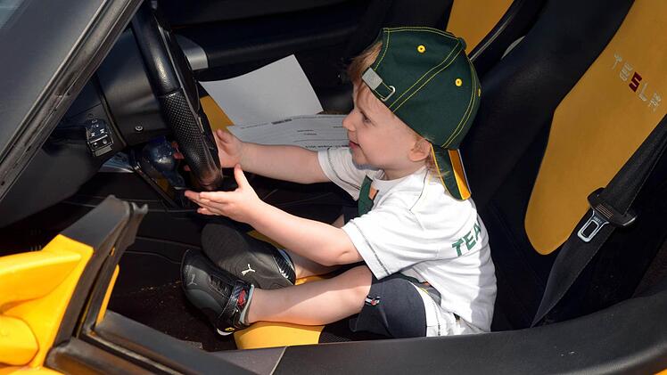 Bis ans Lenkrad reichen die Arme, aber die Beine sind doch noch zu kurz.