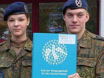 Die Offiziersanwärter Virgina Nickel und Kevin Pabst sammeln für den Volksbund Deutsche Kriegsgräberfürsorge. Fotos: Edgar Bartl