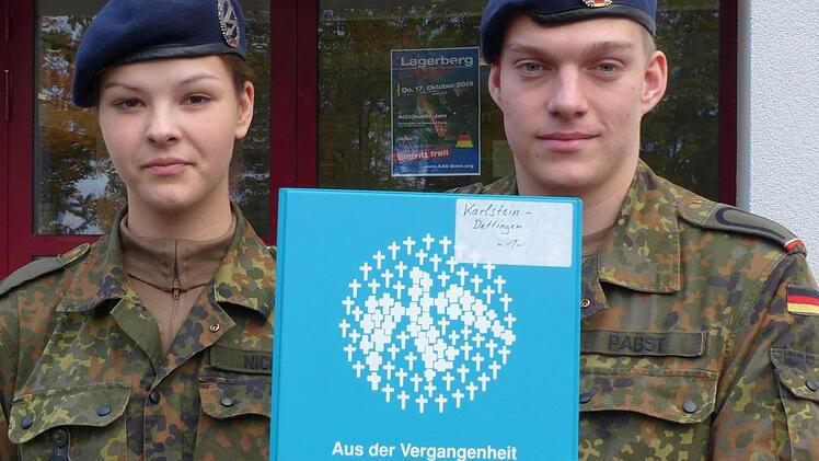 Die Offiziersanwärter Virgina Nickel und Kevin Pabst sammeln für den Volksbund Deutsche Kriegsgräberfürsorge. Fotos: Edgar Bartl