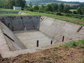 Seit Herbst 2013 werden die Vorklärbecken in Wittershausen wegen deren Beschädigung und Undichte nicht mehr genutzt. Heuer sollen sie nach den Vorgaben im Haushaltsplan saniert werden. Foto: Günther Straub
