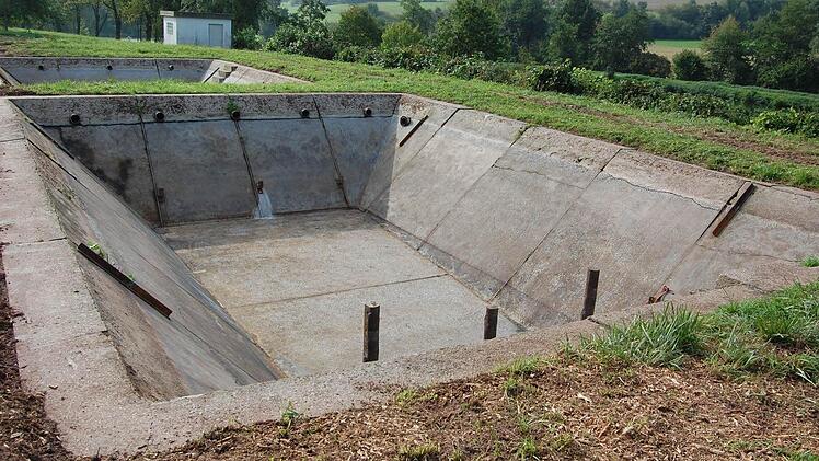 Seit Herbst 2013 werden die Vorklärbecken in Wittershausen wegen deren Beschädigung und Undichte nicht mehr genutzt. Heuer sollen sie nach den Vorgaben im Haushaltsplan saniert werden. Foto: Günther Straub