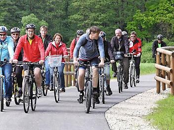 Mit Landrat Christian Meißner an der Spitze befuhren die Teilnehmer der Tour auch den neuen Radweg. Foto: Stefan Lutter