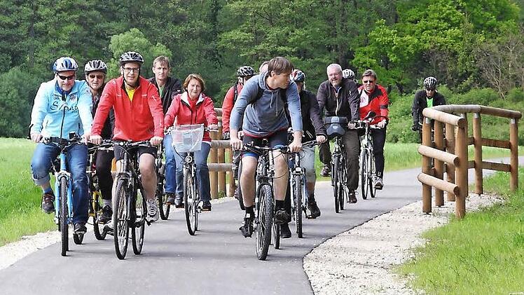 Mit Landrat Christian Meißner an der Spitze befuhren die Teilnehmer der Tour auch den neuen Radweg. Foto: Stefan Lutter