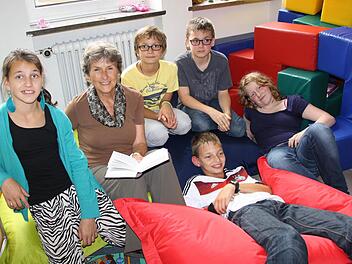 Die ehrenamtliche Mitarbeiterin Renate Tress (2. von links) traf sich bereits mit (von links) Lina, Giovanni, Joshua und Sina sowie Lukas (vorne) von der Saaletal-Schule zu einer Vorlese-Stunde im neuen LiLaLeseclub des Mehrgenerationenhauses. Fotos: Ralf Ruppert