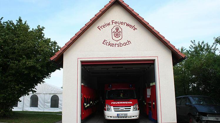 Das Feuerwehrhaus mit dem TSF ist der Stolz der Wehr. Foto: Evi Seeger
