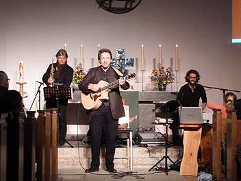 Pfarrer Clemens Bittlinger (Mitte) riss das Eberner Publikum bei seinem Konzert in der Christuskirche zeitweise von den Sitzen. Ihn unterstützten die Musiker Matthias Doersam (links) und David Kandert (rechts) sowie an der Orgel Davis Plüss. Foto: Bernd Grosser