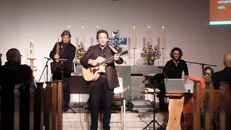 Pfarrer Clemens Bittlinger (Mitte) riss das Eberner Publikum bei seinem Konzert in der Christuskirche zeitweise von den Sitzen. Ihn unterstützten die Musiker Matthias Doersam (links) und David Kandert (rechts) sowie an der Orgel Davis Plüss. Foto: Bernd Grosser