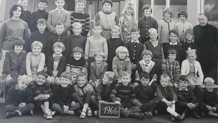 Irmgard Wolff mit einer Schulklasse Foto: privat