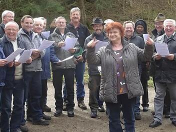 Die Mitglieder des Gesangvereins singen auch mal draußen ein Liedchen. Fotos: Petra Malbrich