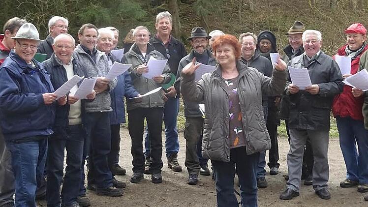 Die Mitglieder des Gesangvereins singen auch mal draußen ein Liedchen. Fotos: Petra Malbrich