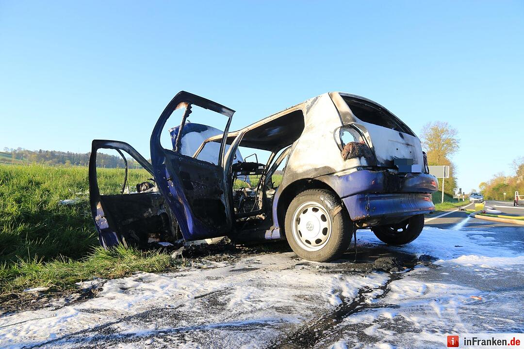 Schwerer Zusammenstoß auf B4 bei Kaltenbrunn - Pkw brennt aus