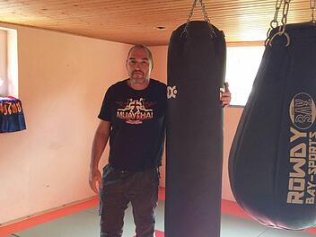 Sozialpädagoge Holger Hörner, Chef von ProJu, bietet Sport- und Erlebnispädagogik (unten) für die Flüchtlingsjungen an. Außerdem bekommen sie Einzelunterricht in Deutsch und werden rund um die Uhr betreut.