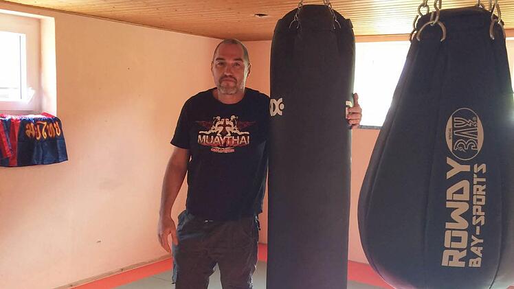 Sozialpädagoge Holger Hörner, Chef von ProJu, bietet Sport- und Erlebnispädagogik (unten) für die Flüchtlingsjungen an. Außerdem bekommen sie Einzelunterricht in Deutsch und werden rund um die Uhr betreut.