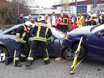 Realitätsnah gestalten sich die Übungen der FFW Bad Brückenau. Regelmäßig werden auch zusammen mit anderen Rettungskräften diverse Szenarien durchgespielt, damit im Ernstfall alles sitzt. Die Anforderungen an die Ehrenamtlichen sind enorm gewachsen. Foto: Rolf Pralle