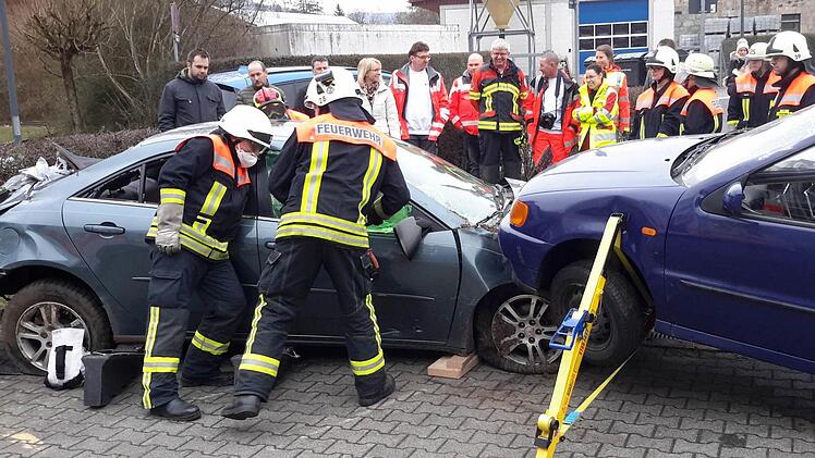 Realitätsnah gestalten sich die Übungen der FFW Bad Brückenau. Regelmäßig werden auch zusammen mit anderen Rettungskräften diverse Szenarien durchgespielt, damit im Ernstfall alles sitzt. Die Anforderungen an die Ehrenamtlichen sind enorm gewachsen. Foto: Rolf Pralle