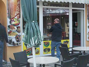Ein Polizeibeamter bewachte am späten Mittwochvormittag den Döner-Imbiss, wo der Verdächtige vernommen wurde. Foto: Peter Müller