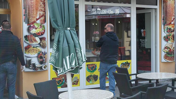 Ein Polizeibeamter bewachte am späten Mittwochvormittag den Döner-Imbiss, wo der Verdächtige vernommen wurde. Foto: Peter Müller