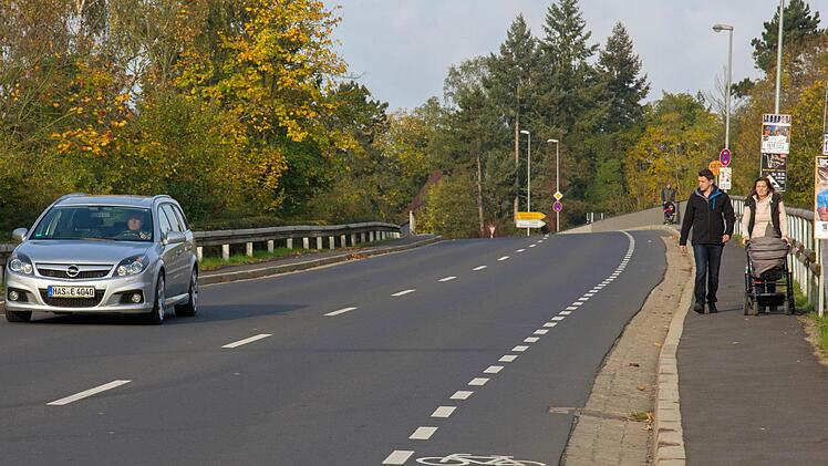 Die Stadt Haßfurt hat einen Plan für die Verbreiterung des Geh- und Radwegs auf der Brücke in der Schweinfurter Straße beim Staatlichen Bauamt Schweinfurt eingereicht, um die Anbindung zu verbessern. Foto Ulrike Langer