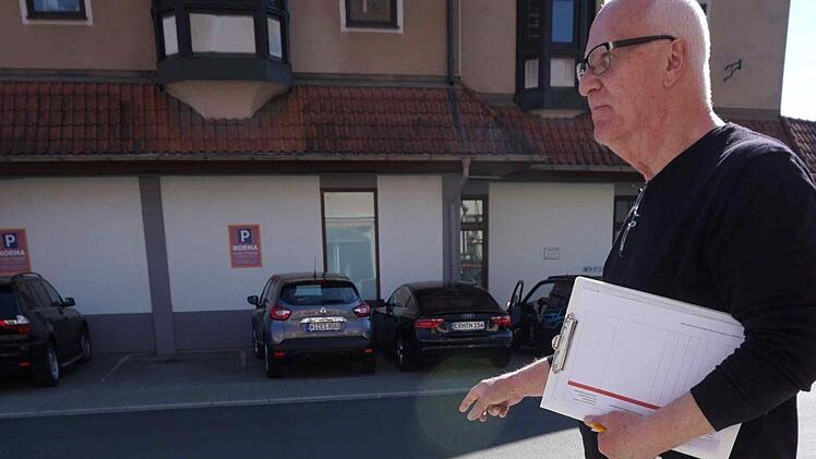 Die Bodenplatten mit Rillen und Noppen signalisieren nicht nur die Laufrichtung, sondern auch den Buseinstieg beim exakten Anhalt des Fahrers.Richard Sänger