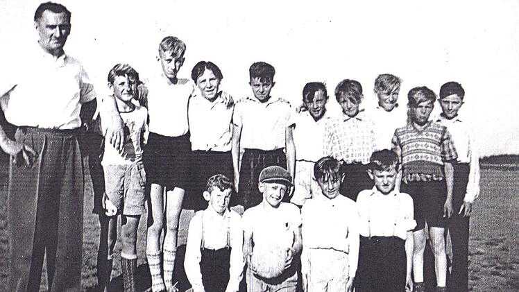 Fu&szlig;ball wurde in Thundorf schon vor der offiziellen Gr&uuml;ndung gespielt. Die Fu&szlig;balljugend traf sich im sogenannten "Galgenstadion", einem Sportplatz in Kleinfeldformat. Philipp Bauernschubert