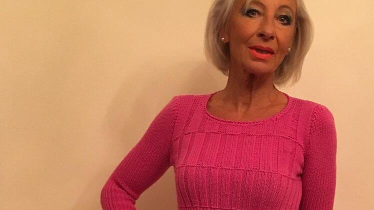 Erika Wolfrum im selbstgestrickten Outfit. Wolfrum