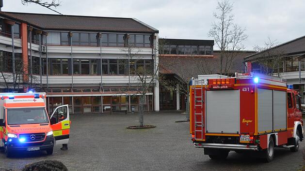 Feuerwehreinsatz an der Berufsschule in Garitz - in der Lehrküche hatte ein Rauchmelder Alarm ausgelöst, über 300 Schüler mussten kurzfristig die Schule verlassen.  Foto: Peter Rauch
