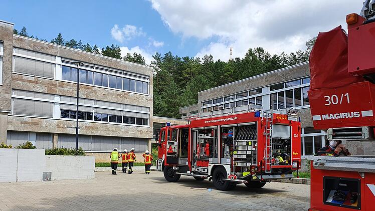 Feueralarm in Realschule: Klopapier brennt auf Mädchentoilette