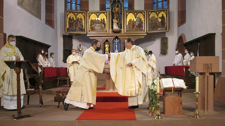 Moderator Thomas Eschenbacher (r.) erkor Diakon Manfred Müller (l.) zum Koordinator. Er soll mit der Kooperationsgruppe und dem Pastoralteam eng zusammenarbeiten.