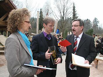 Der stellvertretende Bürgermeister von Mitwitz, Jürgen Kern (rechts), überreicht Pfarrer Burkhard Sachs und Kiga-Leiterin Tanja Schubert das Wappen und ein Präsent. Fotos: Sonja Schneider