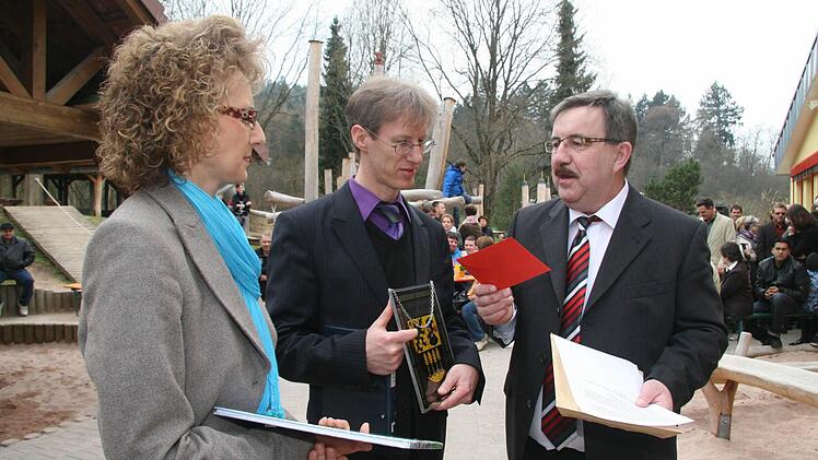 Der stellvertretende Bürgermeister von Mitwitz, Jürgen Kern (rechts), überreicht Pfarrer Burkhard Sachs und Kiga-Leiterin Tanja Schubert das Wappen und ein Präsent. Fotos: Sonja Schneider