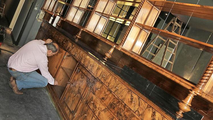 Restaurator Paul Ankebrand hat den Schrank hergerichtet.