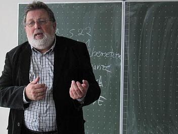 Jugendrichter Armin Wagner: "Auch Bier hat Alkohol - die Menge macht's!" Foto: Monika Schütz