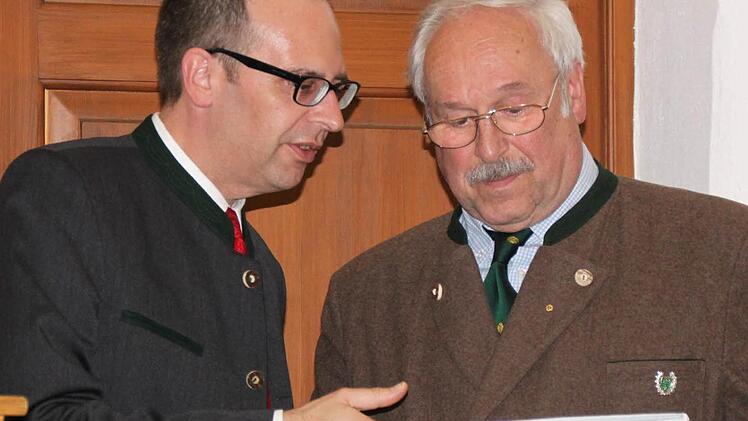 Landrat Christian Meißner (links) dankt dem scheidenden Votsitzenden der BJV-Kreisgruppe, Dieter Erbse, für seine 21-jährige Tätigkeit.