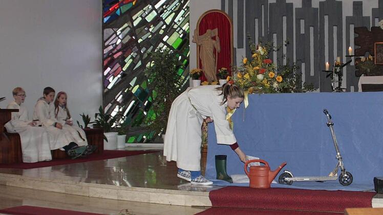 Eine Pfarrbrief angelt Hanna Staub und legt ihn vor den Altar und bittet anschließend, dass man in der Christengemeinde immer ein Netz finden möge, dass einem Halt im Leben gibt und das Vertrauen auf Jesus stärkt