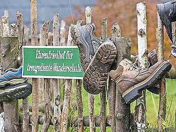 Die Wanderschuhe an den Nagel hängt der Landkreis Lichtenfels, was den Rennsteig angeht. Im gemeinsamen Tourismusverein mit Coburg möchte man für diese Region nicht werben (und zahlen). Foto: Michael Reichel/dpa