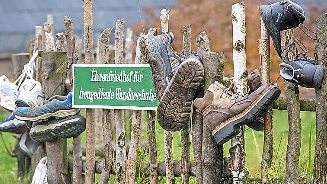 Die Wanderschuhe an den Nagel hängt der Landkreis Lichtenfels, was den Rennsteig angeht. Im gemeinsamen Tourismusverein mit Coburg möchte man für diese Region nicht werben (und zahlen). Foto: Michael Reichel/dpa