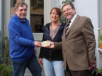 Bernd Six, Christine Münch und Hans-Heinrich Eidt (von links) bei der Übergabe der Medaille. Fotos: Simone Bastian