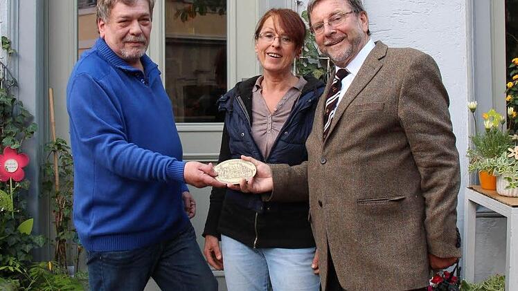 Bernd Six, Christine Münch und Hans-Heinrich Eidt (von links) bei der Übergabe der Medaille. Fotos: Simone Bastian