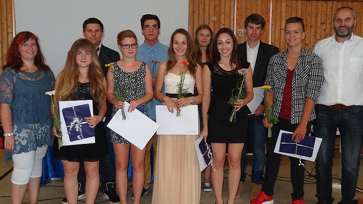 Aus der 9. Klasse der Montessori-Schule verabschiedeten Schulleiterin und Klassenlehrerin Michaela Kiesewetter (links) und Klassenlehrer Christian Dünisch (rechts): (von links) Janine Sillmann, Lèon-Pascal Rogos, Lisa Sebert, Christoph Thomas, Celina Szczesniak, Jule Siegl, Svenja Rawald, Felix Martin und Philipp Kirchner.  Fotos: Marion Eckert