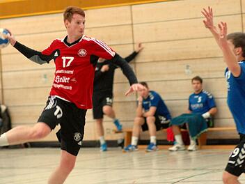 Wurfgewaltig: Philipp Wolf (links) steuerte beim deutlichen Sieg der TS Herzogenaurach in Amberg neun Treffer bei. Foto: herzopress