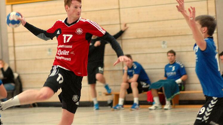Wurfgewaltig: Philipp Wolf (links) steuerte beim deutlichen Sieg der TS Herzogenaurach in Amberg neun Treffer bei. Foto: herzopress
