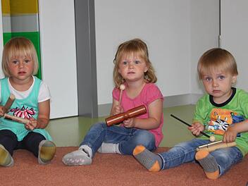 Das macht Spaß: Jule Reus, Jule Huppmann und Lukas Huppmann machen gemeinsam im Morgenkreis in der Kinderkrippe Jesserndorf Musik.  Foto: Friederike Stark