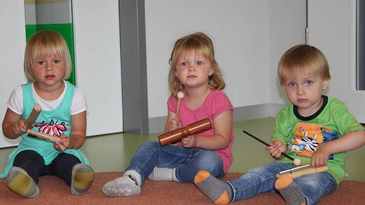 Das macht Spaß: Jule Reus, Jule Huppmann und Lukas Huppmann machen gemeinsam im Morgenkreis in der Kinderkrippe Jesserndorf Musik.  Foto: Friederike Stark